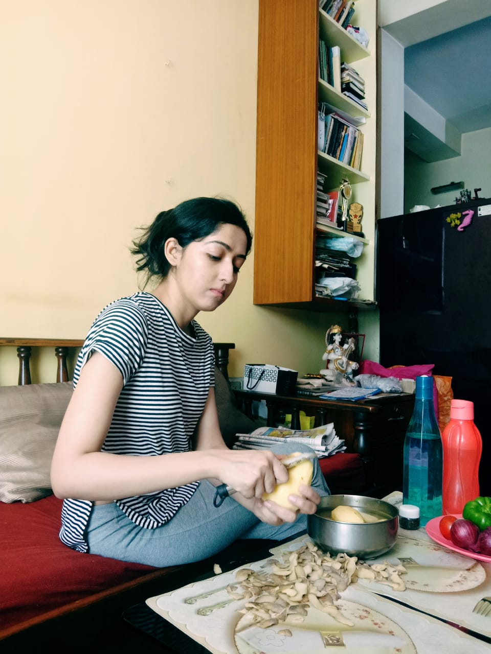 ভালো লাগার জিনিস করছেন ঠিকই তার পাশাপাশি দৈনন্দিন কাজেও হাত লাগাতে হচ্ছে তাঁকে। পরিচারিকারা আসতে পারছেন না, সমস্ত কাজের দায়িত্ব অমৃতার মায়ের কাঁধে। সেই দায়িত্বই খানিক ভাগ করে নিচ্ছেন নিচ্ছেন তিনি। রান্নায় অমৃতা খুব পটু নয়। তাই রান্নার জোগাড় যেমন তরকারি কেটে অনেকটা কাজ কমিয়ে দিচ্ছেন মায়ের। ভালো লাগার জিনিস করছেন ঠিকই তার পাশাপাশি দৈনন্দিন কাজেও হাত লাগাতে হচ্ছে তাঁকে। পরিচারিকারা আসতে পারছেন না, সমস্ত কাজের দায়িত্ব অমৃতার মায়ের কাঁধে। সেই দায়িত্বই খানিক ভাগ করে নিচ্ছেন নিচ্ছেন তিনি। রান্নায় অমৃতা খুব পটু নয়। তাই রান্নার জোগাড় যেমন তরকারি কেটে অনেকটা কাজ কমিয়ে দিচ্ছেন মায়ের।