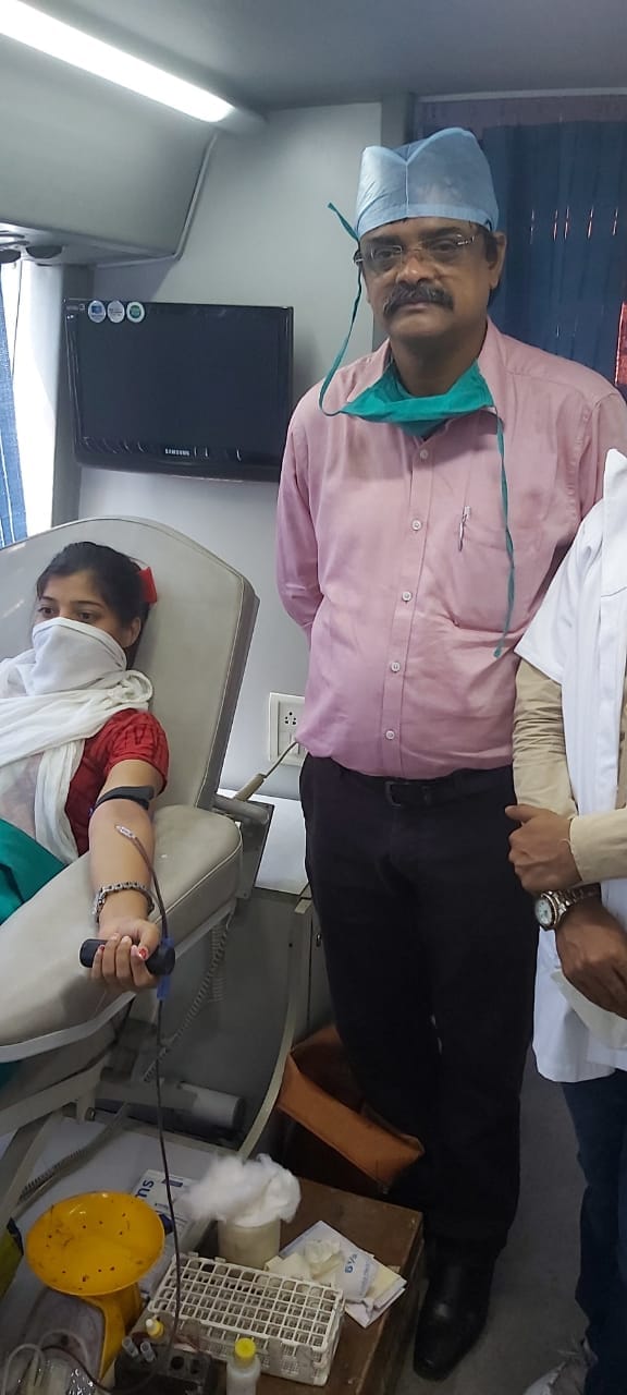 রাজ্যের ব্লাড ব্যাঙ্ক গুলিতে রক্তের যে পরিমাণ জোগান থাকে তা এই মুহূর্তে কমতে বসেছে। এই সময় রাজ্য সরকারের স্বাস্থ্য দফতর তাই এগিয়ে এল রক্তের সংকট মেটাতে। রাজ্যের ব্লাড ব্যাঙ্ক গুলিতে রক্তের যে পরিমাণ জোগান থাকে তা এই মুহূর্তে কমতে বসেছে। এই সময় রাজ্য সরকারের স্বাস্থ্য দফতর তাই এগিয়ে এল রক্তের সংকট মেটাতে।