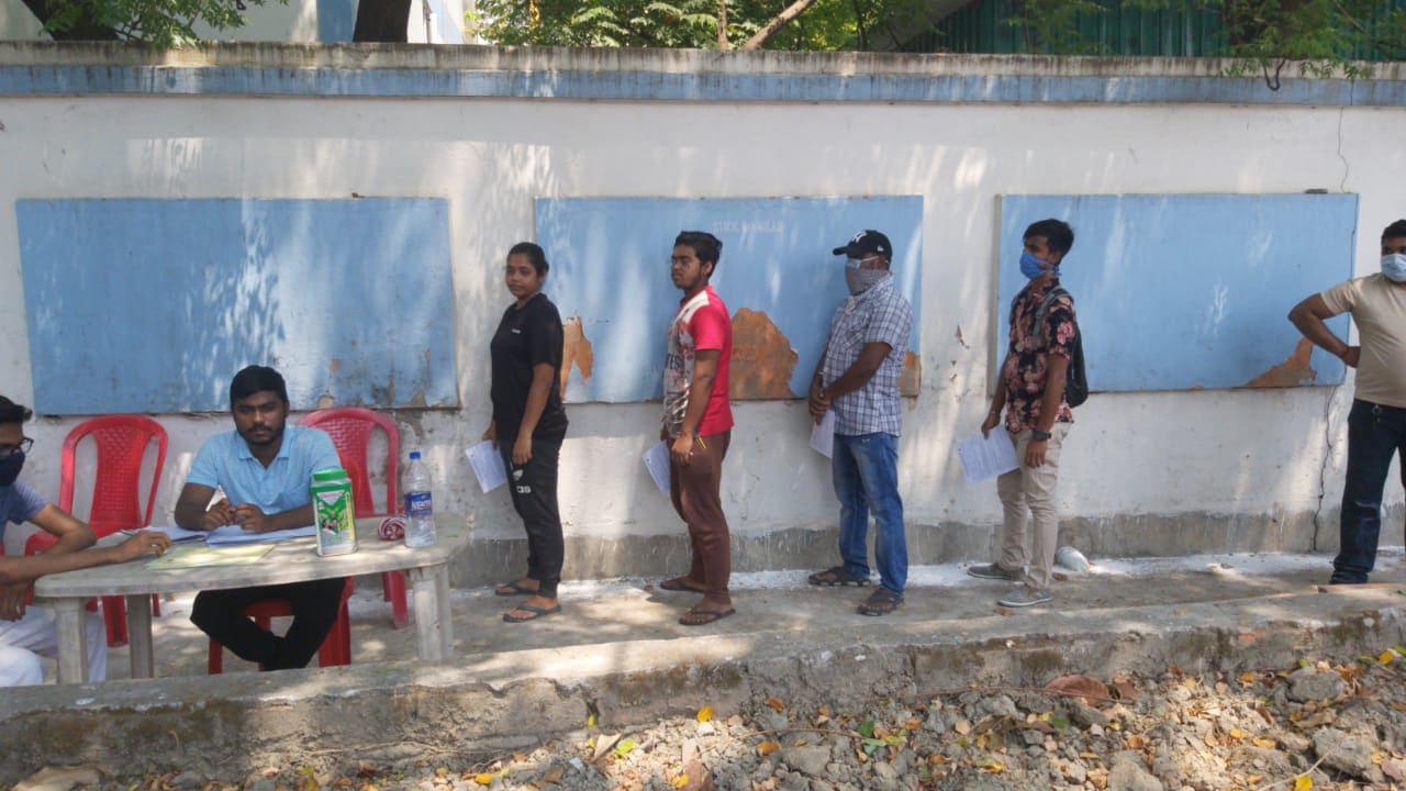 বুধবার দক্ষিণ কলকাতার পাটুলিতে প্রবেশ করল ব্লাড ব্যাঙ্ক বাস। রাজ্যের স্বাস্থ্য পরিবহণ বিভাগের অ্যাসিস্ট্যান্ট সুপারিনটেনডেন্ট গৌতম চৌধুরী-র নজরদারির মধ্য দিয়ে চলছে ভ্রাম্যমান রক্তদান শিবির। তাঁর কথায়, বুধবার দক্ষিণ কলকাতার পাটুলিতে প্রবেশ করল ব্লাড ব্যাঙ্ক বাস। রাজ্যের স্বাস্থ্য পরিবহণ বিভাগের অ্যাসিস্ট্যান্ট সুপারিনটেনডেন্ট গৌতম চৌধুরী-র নজরদারির মধ্য দিয়ে চলছে ভ্রাম্যমান রক্তদান শিবির। তাঁর কথায়,