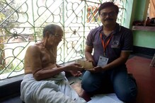 বয়স্ক গ্রাহকদের বাড়িতেই পেনশনের টাকা পৌঁছে দিলেন ডাককর্মীরা বয়স্ক গ্রাহকদের বাড়িতেই পেনশনের টাকা পৌঁছে দিলেন ডাককর্মীরা