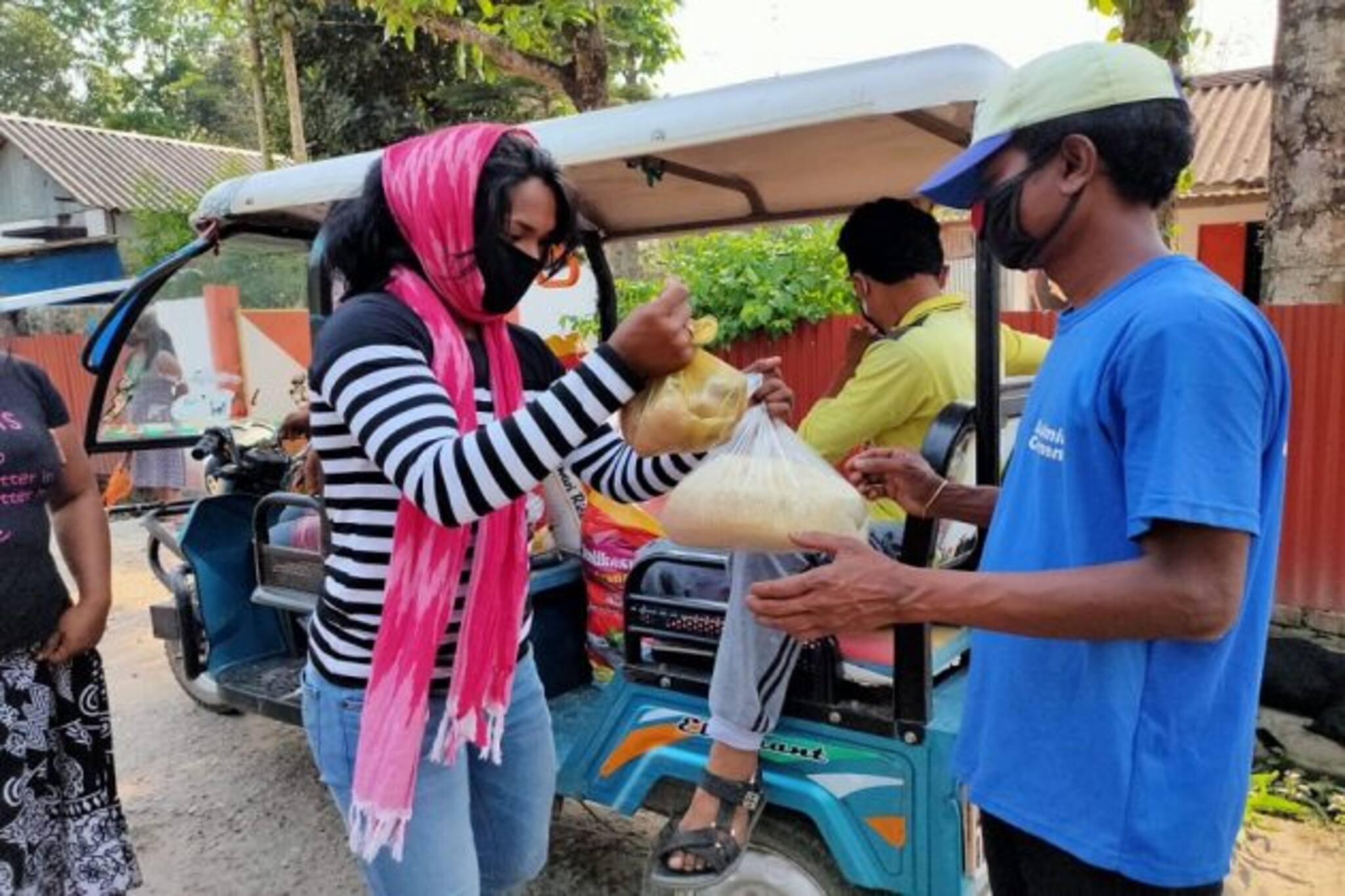 'বাবা রিক্সা চালাতো, খিদের জ্বালা বুঝি' ! ৫০০ দুঃস্থ পরিবারকে সাহায্য এশিয়ান গেমসে সোনাজয়ী স্বপ্না বর্মনের !