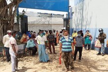 কার্ড থাকলেও রেশন মিলছে না, লক ডাউনে হন্যে হয়ে ঘুরছেন বাসিন্দারা কার্ড থাকলেও রেশন মিলছে না, লক ডাউনে হন্যে হয়ে ঘুরছেন বাসিন্দারা