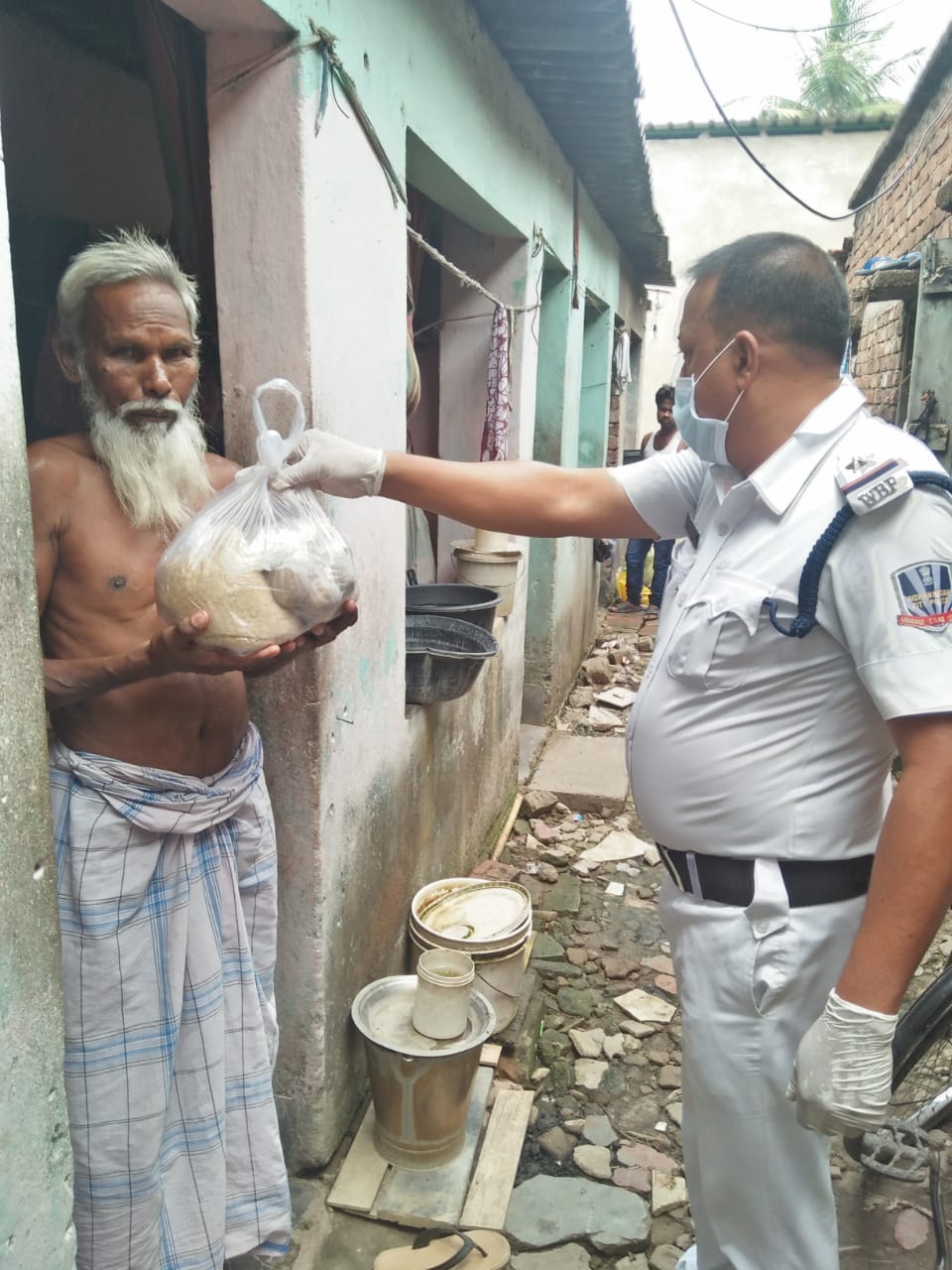 এতদিন করোনা মোকাবিলায় রাজ্য পুলিশের কাজের প্রশংসা ছিলো রাজ্যবাসীর মধ্যেই। লকডাউনে মানুষকে গৃহবন্দী রাখতে পুলিশের পদক্ষেপ ছিল চোখে পড়ার মতনই। বিধাননগর পুলিশের শুধু ৭ এপ্রিলের কিছু কাজ দেখলেই বিষয়টা আরও পরিস্কার হয়ে যায়। ৩৯১১ পরিবার কে প্রয়োজনীয় খাদ্য সামগ্রীর প্যাকেট পৌঁছে দেওয়া । ১১০০ মানুষের মুখে রান্না করা খাবার পরিবেশন করা। বিধান নগর কমিশনারেট এলাকায় প্রবীণ নাগরিকদের বাড়িতে মুদিখানা ও অন্যান্য বাজার সামগ্রী পৌঁছে দেওয়া। (তথ্য ও ছবি-অর্ণব হাজরা) এতদিন করোনা মোকাবিলায় রাজ্য পুলিশের কাজের প্রশংসা ছিলো রাজ্যবাসীর মধ্যেই। লকডাউনে মানুষকে গৃহবন্দী রাখতে পুলিশের পদক্ষেপ ছিল চোখে পড়ার মতনই। বিধাননগর পুলিশের শুধু ৭ এপ্রিলের কিছু কাজ দেখলেই বিষয়টা আরও পরিস্কার হয়ে যায়। ৩৯১১ পরিবার কে প্রয়োজনীয় খাদ্য সামগ্রীর প্যাকেট পৌঁছে দেওয়া । ১১০০ মানুষের মুখে রান্না করা খাবার পরিবেশন করা। বিধান নগর কমিশনারেট এলাকায় প্রবীণ নাগরিকদের বাড়িতে মুদিখানা ও অন্যান্য বাজার সামগ্রী পৌঁছে দেওয়া। (তথ্য ও ছবি-অর্ণব হাজরা)