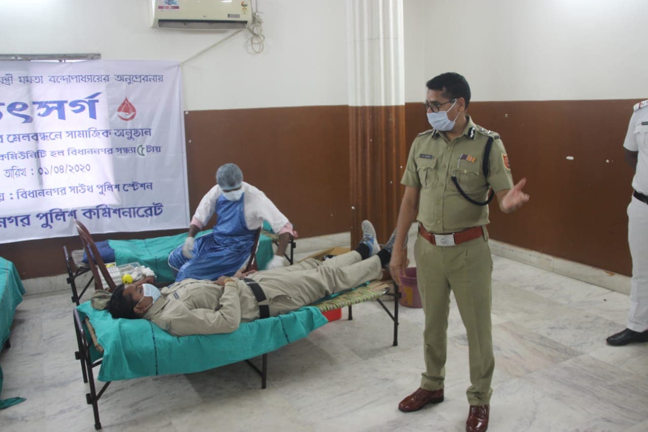 এছাড়া হ্যান্ড স্যানিটাইজার এবং মাস পৌঁছে দেওয়া এলাকার বৃদ্ধ-বৃদ্ধাদের। ডায়ালিসিস এক রোগিণী কে পুলিশের গাড়ি যথাস্থানে পৌঁছে দেয় দ্রুত। রাজ্যের ব্লাড ব্যাঙ্ক গুলিতে রক্তের জোগান স্বাভাবিক করতে নিয়মিত রক্তদান বিধাননগর পুলিশ কর্মীদের এখন অভ্যাসে পরিনত হয়ে গেছে। আর তাই হয়তো মার্কিন যুক্তরাষ্ট্র থেকে পুলিশের এমন কাজের তারিফ এল । (তথ্য ও ছবি-অর্ণব হাজরা) এছাড়া হ্যান্ড স্যানিটাইজার এবং মাস পৌঁছে দেওয়া এলাকার বৃদ্ধ-বৃদ্ধাদের। ডায়ালিসিস এক রোগিণী কে পুলিশের গাড়ি যথাস্থানে পৌঁছে দেয় দ্রুত। রাজ্যের ব্লাড ব্যাঙ্ক গুলিতে রক্তের জোগান স্বাভাবিক করতে নিয়মিত রক্তদান বিধাননগর পুলিশ কর্মীদের এখন অভ্যাসে পরিনত হয়ে গেছে। আর তাই হয়তো মার্কিন যুক্তরাষ্ট্র থেকে পুলিশের এমন কাজের তারিফ এল । (তথ্য ও ছবি-অর্ণব হাজরা)