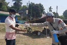 পরিচ্ছন্নতাই বাঁচার উপায়, হাত না ‘স্যানিটাইজ’ করে এই বাজারে ঢোকা নিষেধ পরিচ্ছন্নতাই বাঁচার উপায়, হাত না ‘স্যানিটাইজ’ করে এই বাজারে ঢোকা নিষেধ