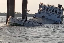নদীতে ডুবে যাওয়া বাংলাদেশি জাহাজের ১০ নাবিক উদ্ধার!রাখা হল কোয়ারেন্টাইন সেন্টারে