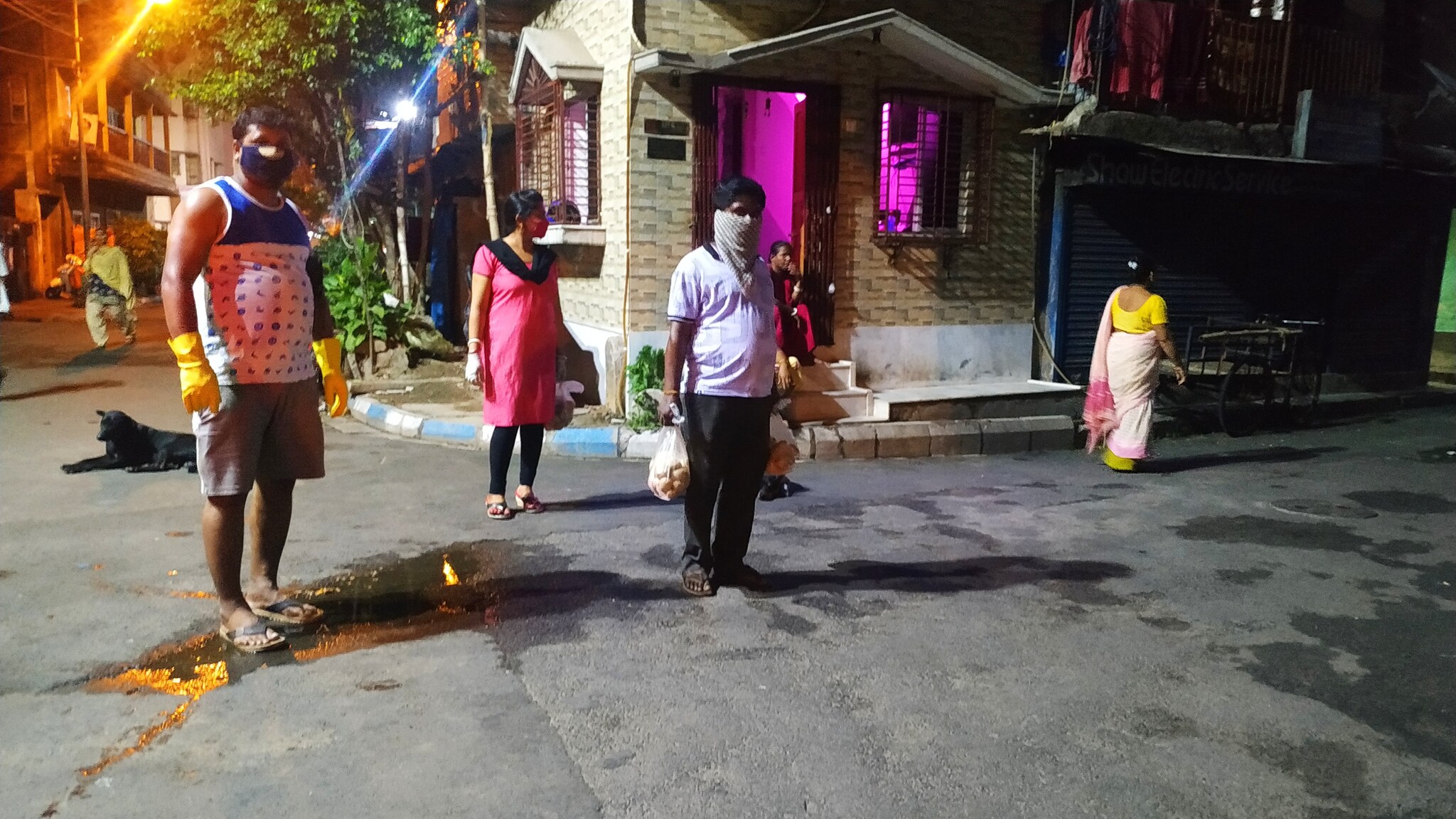 বাগবাজার লাগোয়া চারটি ওয়ার্ড। ৭, ৮, ৯, ১০ সব ওয়ার্ডেই গৃহবন্দি মানুষের পাশে পুলিশ, স্থানীয় প্রশাসন। ১০ নং ওয়ার্ডে যেমন পথবাসীদের চা পরিবেশনও করা হয়েছে স্থানীয় খোকন দাসের উদ্যোগে। তবে লকডাউনে প্রশংসনীয় উদ্যোগ নিয়েছে উত্তর কলকাতা'র 'ডারওয়েফ'। ডঃ অমরেশ রিসার্চ ওয়েলফেয়ার এডুকেশন ফাউন্ডেশন। চার ওয়ার্ড মিলিয়ে ডারওয়েফের ২৫ জন সদস্য দিনরাত এক করে জরুরি পরিষেবা দিয়ে চলছেন। বাগবাজার লাগোয়া চারটি ওয়ার্ড। ৭, ৮, ৯, ১০ সব ওয়ার্ডেই গৃহবন্দি মানুষের পাশে পুলিশ, স্থানীয় প্রশাসন। ১০ নং ওয়ার্ডে যেমন পথবাসীদের চা পরিবেশনও করা হয়েছে স্থানীয় খোকন দাসের উদ্যোগে। তবে লকডাউনে প্রশংসনীয় উদ্যোগ নিয়েছে উত্তর কলকাতা'র 'ডারওয়েফ'। ডঃ অমরেশ রিসার্চ ওয়েলফেয়ার এডুকেশন ফাউন্ডেশন। চার ওয়ার্ড মিলিয়ে ডারওয়েফের ২৫ জন সদস্য দিনরাত এক করে জরুরি পরিষেবা দিয়ে চলছেন।