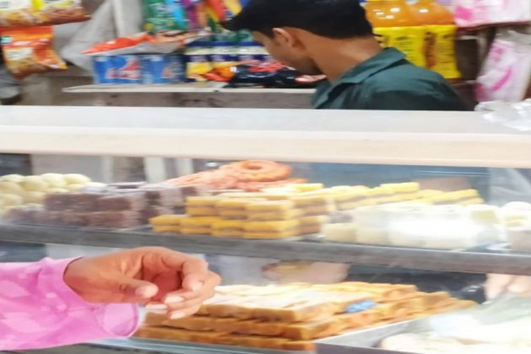 চাহিদা তুঙ্গে, পয়লা বৈশাখের মিষ্টির বাজারে হিট সেই ছানার মুড়কিই, দেদার বিক্রি