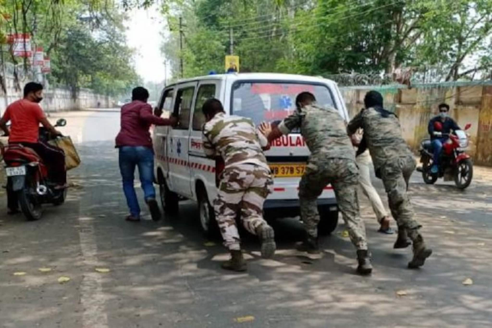 খারাপ অ্যাম্বুলেন্সে আটকে সদ্যোজাত-সহ মা, বাড়িতে পৌঁছে দিল পুলিশ