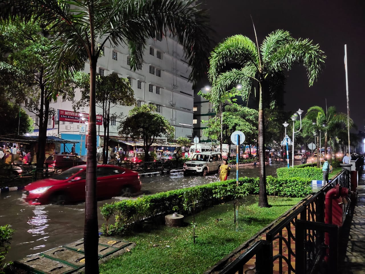 পূর্ব ও পশ্চিম মেদিনীপুর ঝাড়গ্রাম হাওড়া কলকাতা ও দুই ২৪ পরগনায় ঝড় বৃষ্টির পূর্বাভাস রয়েছে। আংশিক মেঘলা আকাশ গাঙ্গেয় পশ্চিমবঙ্গের জেলাগুলিতে। শুক্রবার ঝড় বৃষ্টি বেশি হওয়ার সম্ভাবনা। উত্তরবঙ্গের দার্জিলিং কালিম্পং হালকা বৃষ্টির পূর্বাভাস।আজ, বুধবার কলকাতায় আংশিক মেঘলা আকাশ ৷ বিকেলে সর্বোচ্চ তাপমাত্রা স্বাভাবিকের থেকে ডিগ্রি বেড়ে গিেছে। আজ বিকেলে কলকাতার তাপমাত্রা ছিল ৩৭ ডিগ্রি সেলসিয়াস। বাতাসের আপেক্ষিক আর্দ্রতা সর্বোচ্চ ৯৪ শতাংশ । আগামী কয়েক দিন তাপমাত্রা সামান্য বাড়বে এমনটাই আবহাওয়া দফতরের অনুমান। Representational Image পূর্ব ও পশ্চিম মেদিনীপুর ঝাড়গ্রাম হাওড়া কলকাতা ও দুই ২৪ পরগনায় ঝড় বৃষ্টির পূর্বাভাস রয়েছে। আংশিক মেঘলা আকাশ গাঙ্গেয় পশ্চিমবঙ্গের জেলাগুলিতে। শুক্রবার ঝড় বৃষ্টি বেশি হওয়ার সম্ভাবনা। উত্তরবঙ্গের দার্জিলিং কালিম্পং হালকা বৃষ্টির পূর্বাভাস।আজ, বুধবার কলকাতায় আংশিক মেঘলা আকাশ ৷ বিকেলে সর্বোচ্চ তাপমাত্রা স্বাভাবিকের থেকে ডিগ্রি বেড়ে গিেছে। আজ বিকেলে কলকাতার তাপমাত্রা ছিল ৩৭ ডিগ্রি সেলসিয়াস। বাতাসের আপেক্ষিক আর্দ্রতা সর্বোচ্চ ৯৪ শতাংশ । আগামী কয়েক দিন তাপমাত্রা সামান্য বাড়বে এমনটাই আবহাওয়া দফতরের অনুমান। Representational Image