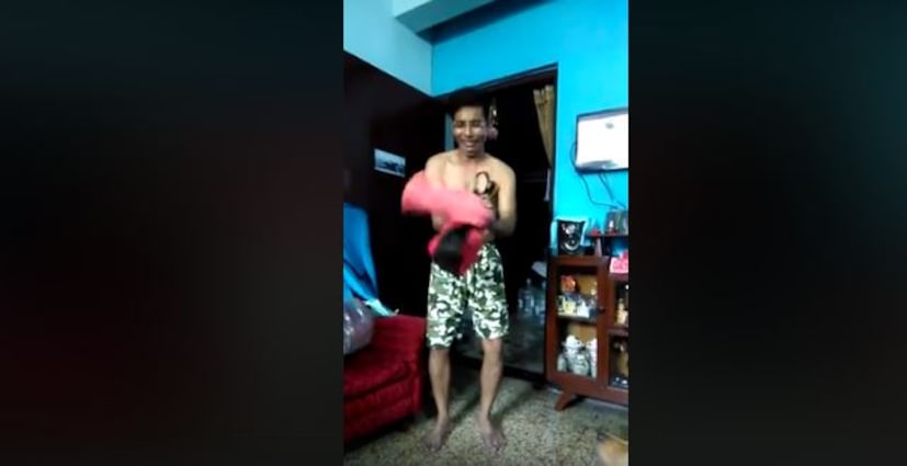 এরই মাঝে সোশ্যাল মিডিয়ায় ক’দিন ধরে একটি ভিডিও ভাইরাল হয়েছে, যেখানে দেখা গিয়েছে, এক ব্যক্তি বাজারের ব্যাগে করোনা ভাইরাসকে আটকে রেখে মাটিতে আছাড় আছাড় দিয়ে দিয়ে মারছে৷ 