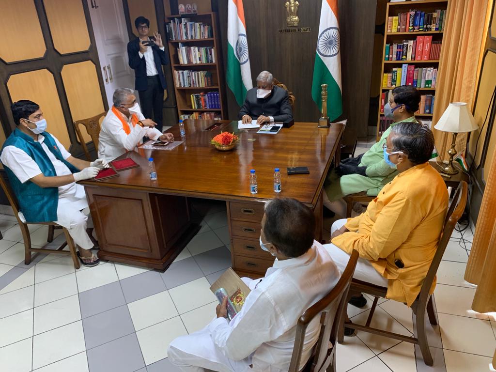 রাজ্য সভাপতি দিলীপ ঘোষ, বিজেপি প্রবীন নেতা মুকুল রায়, রাহুল সিনহা এবং বিধাননগরের প্রাক্তন মেয়র সব্যসাচী দত্ত আজ দেখা করেন রাজ্যপালের সঙ্গে। করোনা মোকাবিলায় রাজনীতি করা হচ্ছে বলে অভিযোগ করে গেরুয়া শিবির। এরপরই একগুচ্ছ নালিশ রাজ্যপালের সামনে পেশ করেন বিজেপি নেতারা। রাজ্য সভাপতি দিলীপ ঘোষ, বিজেপি প্রবীন নেতা মুকুল রায়, রাহুল সিনহা এবং বিধাননগরের প্রাক্তন মেয়র সব্যসাচী দত্ত আজ দেখা করেন রাজ্যপালের সঙ্গে। করোনা মোকাবিলায় রাজনীতি করা হচ্ছে বলে অভিযোগ করে গেরুয়া শিবির। এরপরই একগুচ্ছ নালিশ রাজ্যপালের সামনে পেশ করেন বিজেপি নেতারা।