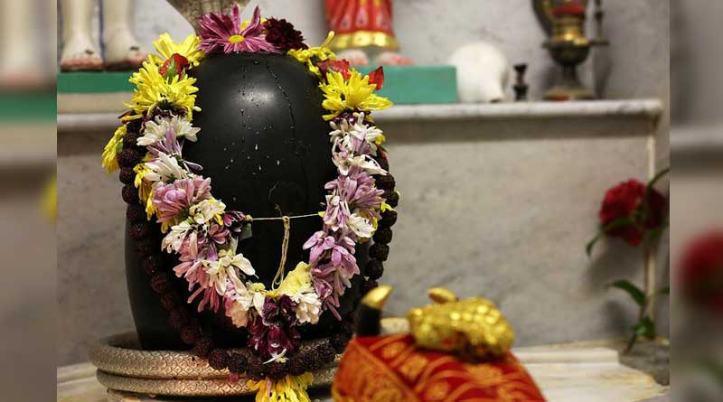 পুরাকালে এক বামুন আর বামুনী ছিল। যারা অতি ভক্তি করে সমস্ত বার-ব্রত পালন করতো, কিন্তু তবুও তাদের ছেলে মেয়ে হয়েও বেশিদিন বাঁচত না । একদিন কাশীতে গঙ্গায় দুজনে স্নান করে উঠে ঘাটের ওপর বসে মনের দুঃখে দুজনে কাঁদতে লাগল। তাই দেখে মা ষষ্ঠী বুড়ি বামনীর বেশ ধরে এসে তাদের জিজ্ঞেস করেন, “তোরা কাঁদছিস কেন?” পুরাকালে এক বামুন আর বামুনী ছিল। যারা অতি ভক্তি করে সমস্ত বার-ব্রত পালন করতো, কিন্তু তবুও তাদের ছেলে মেয়ে হয়েও বেশিদিন বাঁচত না । একদিন কাশীতে গঙ্গায় দুজনে স্নান করে উঠে ঘাটের ওপর বসে মনের দুঃখে দুজনে কাঁদতে লাগল। তাই দেখে মা ষষ্ঠী বুড়ি বামনীর বেশ ধরে এসে তাদের জিজ্ঞেস করেন, “তোরা কাঁদছিস কেন?”