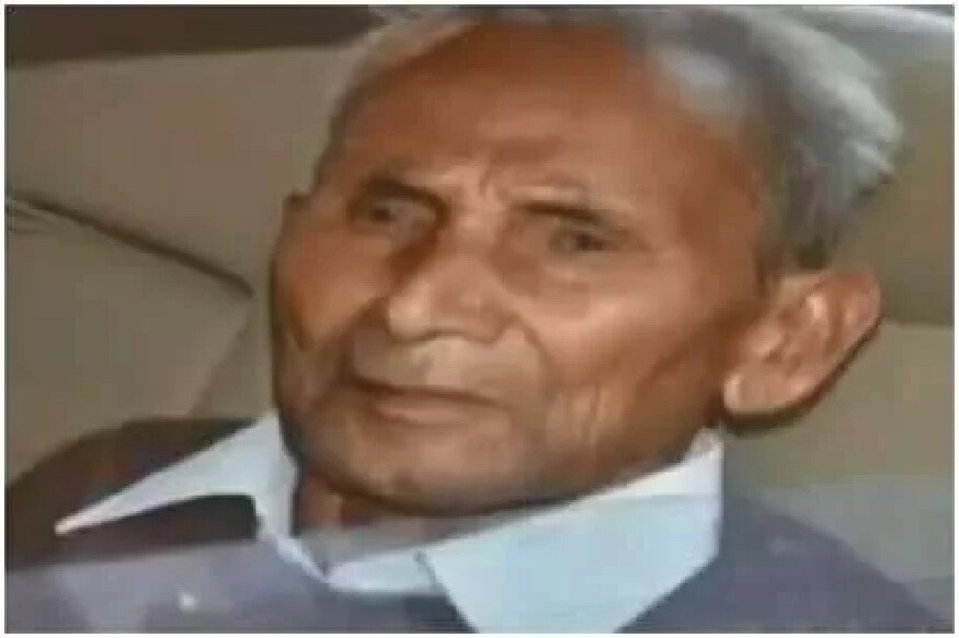 এ দিন দিল্লির এইমসে মৃত্যু হয় যোগী আদিত্যনাথের বাবা আনন্দ সিং বিশতের৷ দীর্ঘদিন ধরেই কিডনিএবং লিভারের সমস্যায় ভুগছিলেন তিনি৷ PHOTO- FILE এ দিন দিল্লির এইমসে মৃত্যু হয় যোগী আদিত্যনাথের বাবা আনন্দ সিং বিশতের৷ দীর্ঘদিন ধরেই কিডনিএবং লিভারের সমস্যায় ভুগছিলেন তিনি৷ PHOTO- FILE