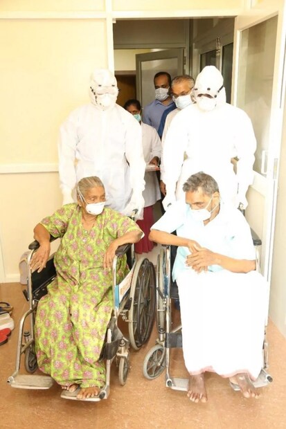 • ভারতের সবচেয়ে বেশি বয়সের দম্পতি তাঁরা, যাঁরা করোনা আক্রান্ত হয়েও সুস্থ হয়ে বাড়ি ফিরেছেন। 