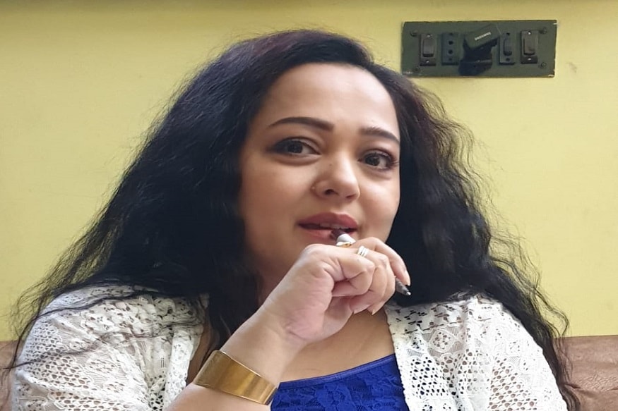 করোনার জেরে সকলের স্বাভাবিক রুটিনই বদলে গিয়েছে। বাড়িতে আটক পড়ে সকলের হাঁসফাঁস অবস্থা। গৃহবন্দি হয়ে সেলিব্রিটিদের ও একই দশা। হট করে মিলেছে অঢেল ফুরসত। অনির্দিষ্টকালের ছুটি। বন্দি হয়ে পড়েছেন অভিনেতা অপরাজিতা আঢ্য। তবে বাড়িতে থাকতে বিশেষ অসুবিধা হচ্ছে না তাঁর। করোনার জেরে সকলের স্বাভাবিক রুটিনই বদলে গিয়েছে। বাড়িতে আটক পড়ে সকলের হাঁসফাঁস অবস্থা। গৃহবন্দি হয়ে সেলিব্রিটিদের ও একই দশা। হট করে মিলেছে অঢেল ফুরসত। অনির্দিষ্টকালের ছুটি। বন্দি হয়ে পড়েছেন অভিনেতা অপরাজিতা আঢ্য। তবে বাড়িতে থাকতে বিশেষ অসুবিধা হচ্ছে না তাঁর।