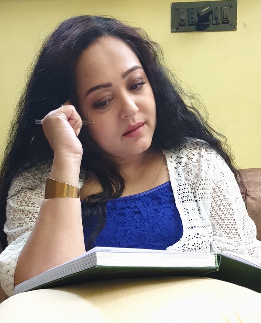 টেলিভিশনের শো হোস্ট করেন। ছবির অভিনয় তো রয়েছেই। বই পড়ার খুব একটা সময় পান না তিনি। অপরাজিতা লকডাউনে সেটা বেশ পুষিয়ে নিচ্ছেন। যেসব বই পড়া বাকি ছিল সেগুলো পড়ে ফেলছেন তিনি। টেলিভিশনের শো হোস্ট করেন। ছবির অভিনয় তো রয়েছেই। বই পড়ার খুব একটা সময় পান না তিনি। অপরাজিতা লকডাউনে সেটা বেশ পুষিয়ে নিচ্ছেন। যেসব বই পড়া বাকি ছিল সেগুলো পড়ে ফেলছেন তিনি।