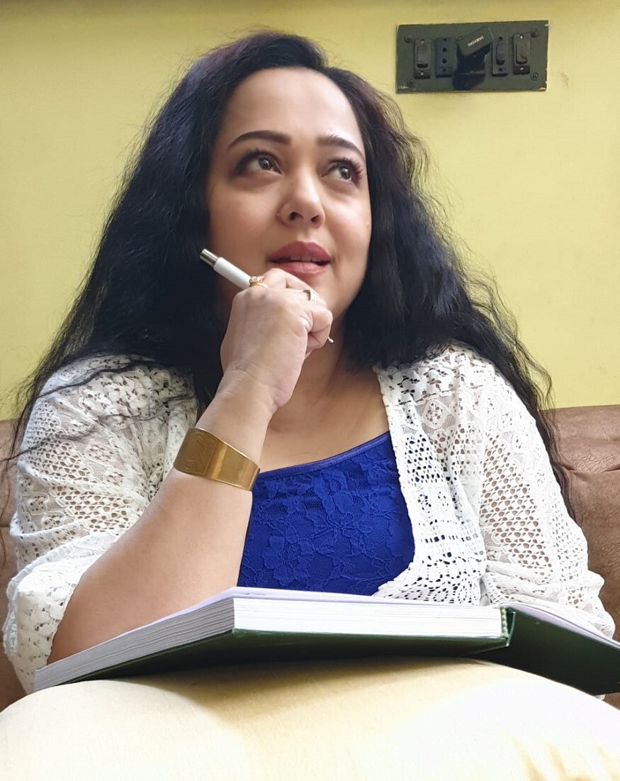 পড়াশোনা, লেখালেখি এইসব তো চলছে। তার পাশাপাশি চুটিয়ে ওয়েব সিরিজ দেখছেন অপরাজিতা। ডিজিটাল মাধ্যমে তেমন সড়গড় ছিলেন না তিনি। এই কয়েকটা দিন ছুটি মেলায় এই মাধ্যমটাকে ভালো করে শিখে নিচ্ছেন অপরাজিতা। পড়াশোনা, লেখালেখি এইসব তো চলছে। তার পাশাপাশি চুটিয়ে ওয়েব সিরিজ দেখছেন অপরাজিতা। ডিজিটাল মাধ্যমে তেমন সড়গড় ছিলেন না তিনি। এই কয়েকটা দিন ছুটি মেলায় এই মাধ্যমটাকে ভালো করে শিখে নিচ্ছেন অপরাজিতা।