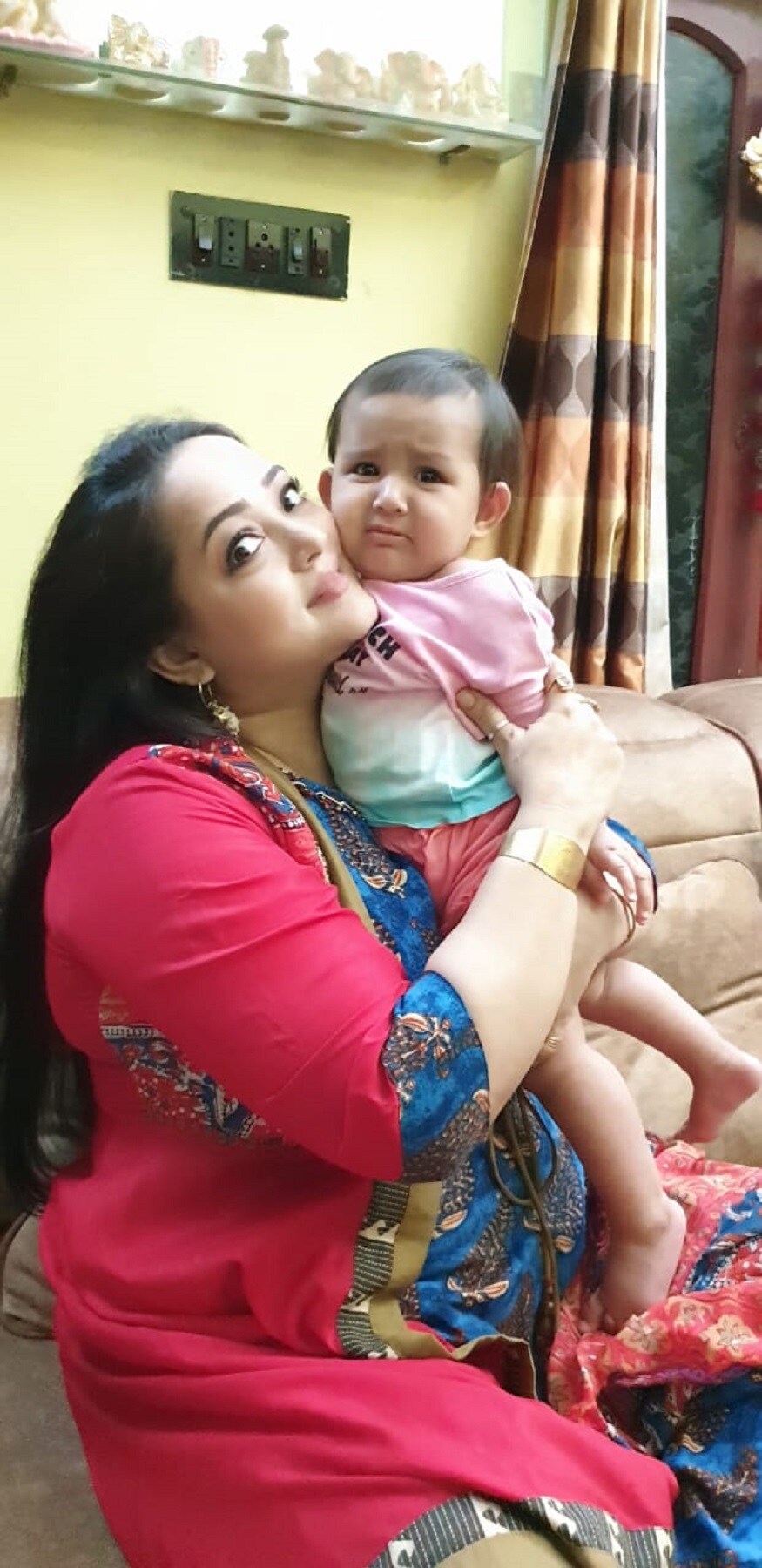 যৌথ পরিবারে থাকেন। সকলে মিলে হৈ হৈ করেন। কিন্তু বাড়ির কচিকাচাদের সঙ্গে সময় কাটানোর ফুরসত কোথায় তাঁর। এখন সেই আক্ষেপ মিটিয়ে নিচ্ছেন তিনি। ছোটদের সঙ্গে খেলায় মত্ত অপরাজিতা। যৌথ পরিবারে থাকেন। সকলে মিলে হৈ হৈ করেন। কিন্তু বাড়ির কচিকাচাদের সঙ্গে সময় কাটানোর ফুরসত কোথায় তাঁর। এখন সেই আক্ষেপ মিটিয়ে নিচ্ছেন তিনি। ছোটদের সঙ্গে খেলায় মত্ত অপরাজিতা।