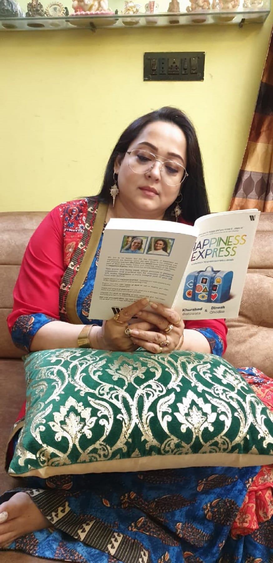 নিজের ইউটিউব চ্যানেল লাঞ্চ করছেন। সেই নিয়ে চলছে বিস্তর প্ল্যানিং। চ্যানেলের কনটেন্ট নিয়ে বেশ ভাবনা চিন্তা করছেন অপরাজিতা। তার জন্য বেশ কিছু মনোলগ লিখে ফেলেছেন তিনি। নিজের ইউটিউব চ্যানেল লাঞ্চ করছেন। সেই নিয়ে চলছে বিস্তর প্ল্যানিং। চ্যানেলের কনটেন্ট নিয়ে বেশ ভাবনা চিন্তা করছেন অপরাজিতা। তার জন্য বেশ কিছু মনোলগ লিখে ফেলেছেন তিনি।