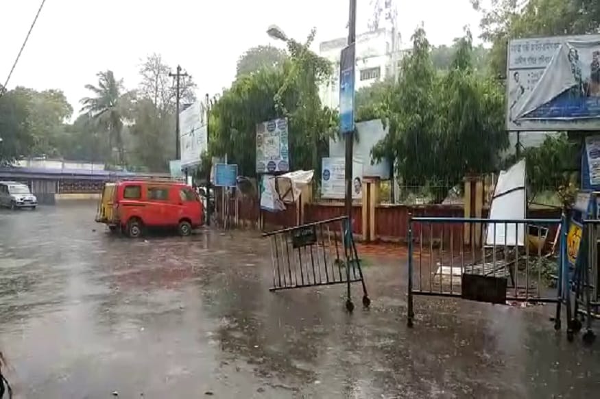 কলকাতা আজ সকালে সর্বনিম্ন তাপমাত্রা ছিল ২৫.৭ ডিগ্রি সেলসিয়াস যা স্বাভাবিক। গতকাল বিকেলে সর্বোচ্চ তাপমাত্রা ছিল ৩৪.২ ডিগ্রি সেলসিয়াস যা স্বাভাবিকের থেকে এক ডিগ্রি কম। বাতাসে আপেক্ষিক আদ্রতার পরিমান ৬০ থেকে ৯৩ শতাংশ। বৃষ্টি হয়েছে খুব সামান্য। কলকাতা আজ সকালে সর্বনিম্ন তাপমাত্রা ছিল ২৫.৭ ডিগ্রি সেলসিয়াস যা স্বাভাবিক। গতকাল বিকেলে সর্বোচ্চ তাপমাত্রা ছিল ৩৪.২ ডিগ্রি সেলসিয়াস যা স্বাভাবিকের থেকে এক ডিগ্রি কম। বাতাসে আপেক্ষিক আদ্রতার পরিমান ৬০ থেকে ৯৩ শতাংশ। বৃষ্টি হয়েছে খুব সামান্য।