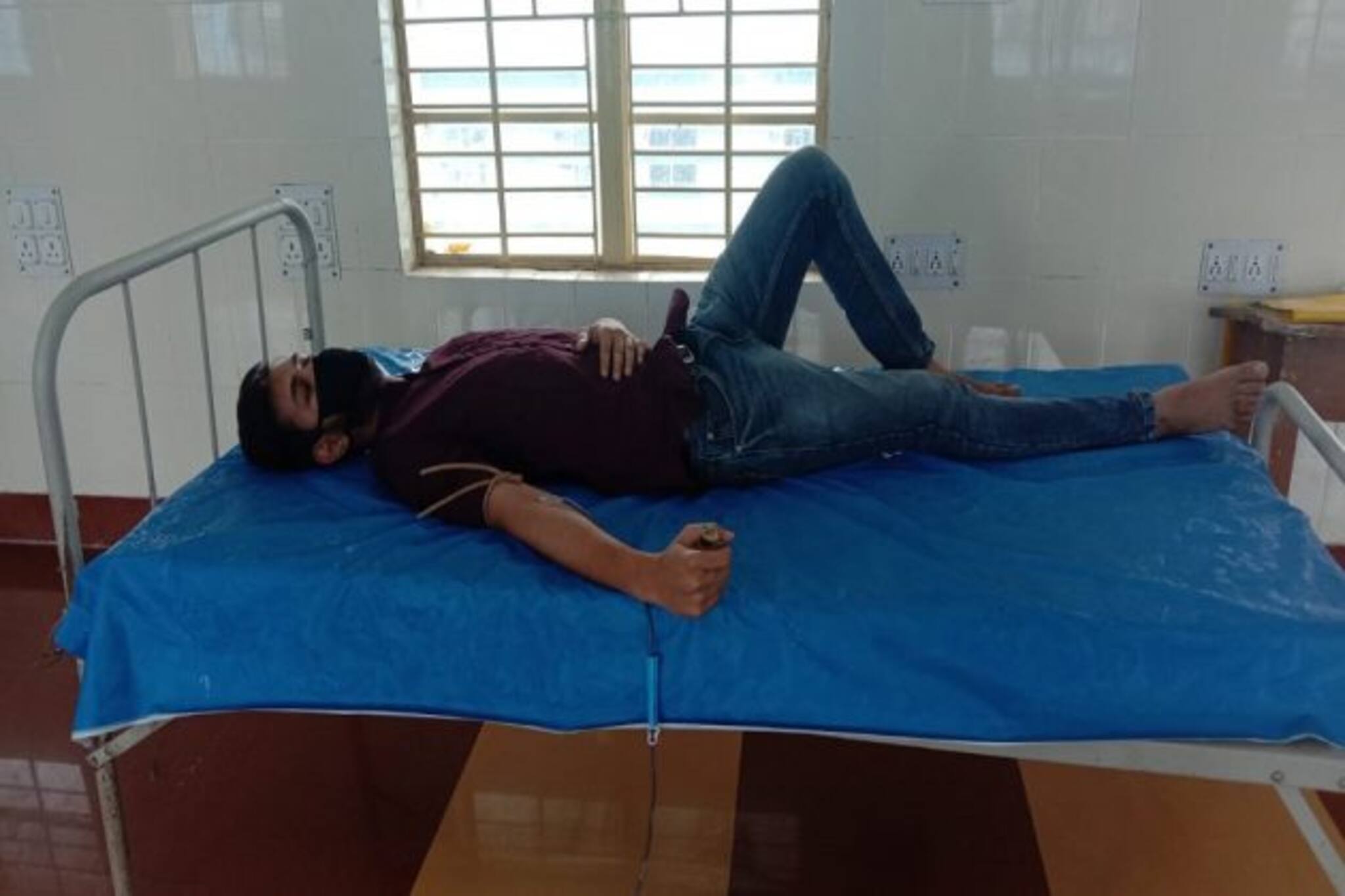 কিডনির সমস্যায় অসুস্থ মহিলা, রোজা ভেঙে রক্ত দিলেন মুসলিম যুবক