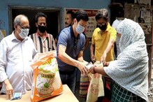 করোনা মেলালো অশোক-বাইচুংকে! দুঃস্থদের হাতে তুলে দিলেন ত্রান সামগ্রী করোনা মেলালো অশোক-বাইচুংকে! দুঃস্থদের হাতে তুলে দিলেন ত্রান সামগ্রী