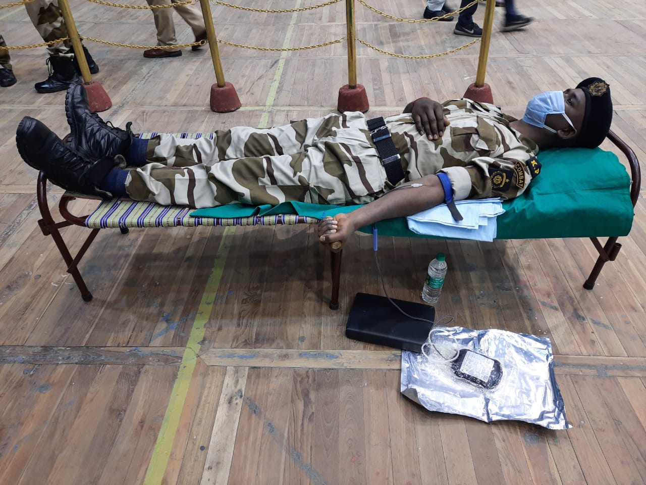 একদিকে যখন রক্তদান চলছে সেই সময় কিছুটা দূরে সামাজিক দূরত্ব বজায় রেখে অপেক্ষা করবে পরবর্তী ৬ জন রক্তদাতা।এই রক্তদান শিবিরে যে রক্তদাতারা আসবেন প্রথমেই নেতাজি ইন্ডোরে ঢোকার আগেই তাদের স্যানিটাইজার দিয়ে ভাল করে হাত ধুইয়ে দেওয়া হবে। একদিকে যখন রক্তদান চলছে সেই সময় কিছুটা দূরে সামাজিক দূরত্ব বজায় রেখে অপেক্ষা করবে পরবর্তী ৬ জন রক্তদাতা।এই রক্তদান শিবিরে যে রক্তদাতারা আসবেন প্রথমেই নেতাজি ইন্ডোরে ঢোকার আগেই তাদের স্যানিটাইজার দিয়ে ভাল করে হাত ধুইয়ে দেওয়া হবে।