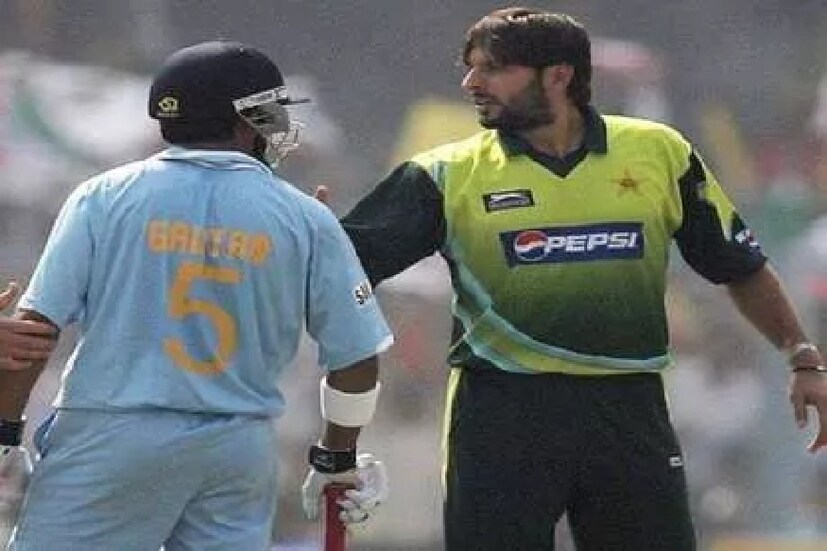 নিজের আত্মজীবনী 'গেম চেঞ্জার'-এ গম্ভীরকে একজন গড়পড়তা ব্যাটসম্যান বলে দাবি করেছেন আফ্রিদি৷ এখানেই শেষ নয়, আফ্রিদি আরও লিখেছেন, গম্ভীরের কোনও বড় রেকর্ড নেই, কিন্তু তিনি নিজেকে ডন ব্র্যাডম্যান এবং জেমস বন্ড মনে করেন৷ PHOTO- FILE