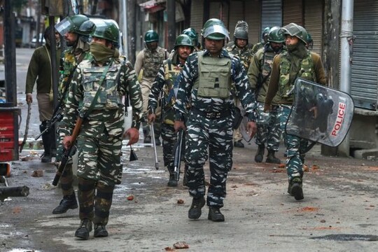 অগ্নিগর্ভ হয়ে উঠল কাশ্মীর। ফাইল চিত্র