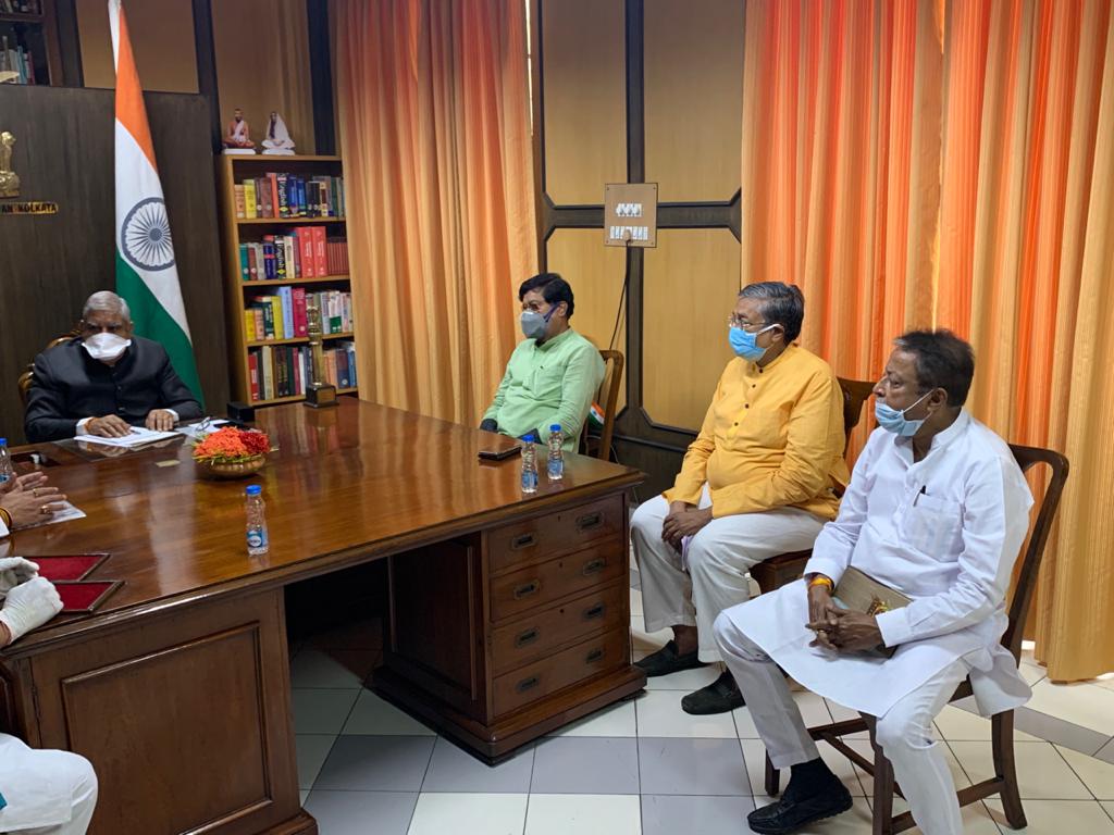 বিজেপির অভিযোগ, করোনা সংক্রান্ত যাবতীয় তথ্য গোপন করা হচ্ছে। কেন্দ্রের সঙ্গে রাজ্যের তথ্যের অমিল থাকছে। সেন্ট্রাল এক্সপার্ট মনিটরিং কমিটি গঠন করা হয়নি। কো মরবিডিটি তত্ত্ব এনে করোনা মৃত্যু কে ডায়াবেটিক বা নিউমোনিয়া হিসেবে দেখানো হচ্ছে। উত্তর বঙ্গ মেডিকেল কলেজ এবং হাওড়া জেনারেল হাসপাতালের সুপার আক্রান্ত |অথচ চিকিৎসক, স্বাস্থ্য কর্মীদের পার্সোনাল প্রটেকশন ইকুইপমেন্ট, গ্লাভসের অভাব। রেনকোট ব্যবহার করজ হচ্ছে। কোয়ারেন্টাইন সেন্টারের কোনও নির্দিষ্ট বিবরণ থাকছে না। বিজেপির অভিযোগ, করোনা সংক্রান্ত যাবতীয় তথ্য গোপন করা হচ্ছে। কেন্দ্রের সঙ্গে রাজ্যের তথ্যের অমিল থাকছে। সেন্ট্রাল এক্সপার্ট মনিটরিং কমিটি গঠন করা হয়নি। কো মরবিডিটি তত্ত্ব এনে করোনা মৃত্যু কে ডায়াবেটিক বা নিউমোনিয়া হিসেবে দেখানো হচ্ছে। উত্তর বঙ্গ মেডিকেল কলেজ এবং হাওড়া জেনারেল হাসপাতালের সুপার আক্রান্ত |অথচ চিকিৎসক, স্বাস্থ্য কর্মীদের পার্সোনাল প্রটেকশন ইকুইপমেন্ট, গ্লাভসের অভাব। রেনকোট ব্যবহার করজ হচ্ছে। কোয়ারেন্টাইন সেন্টারের কোনও নির্দিষ্ট বিবরণ থাকছে না।