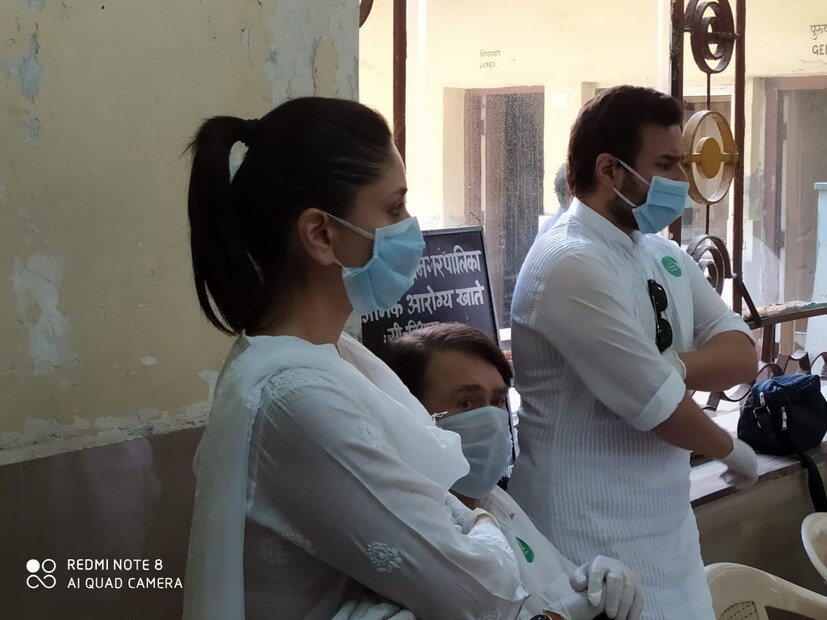 ঋষি কাপুরের শেষকৃত্যে করিনা কাপুর খান, রণধীর কাপুর ও সইফ আলি খান৷ 