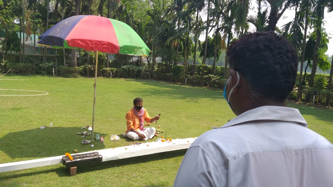 বাংলা নববর্ষের প্রথম দিন কলকাতা ময়দানের ঐতিহ্য বার পুজো। বছরের পর বছর ধরে ১ বৈশাখ ক্লাব তাঁবুতে বার পুজো করেন কর্তারা। নতুন করে বার পোস্ট বসানো হয় ক্লাবের মাঠে। পুজো করা ফুটবল। বাঙালির ফুটবল-ঐতিহ্যের বার পুজো জড়িয়ে রয়েছে রন্ধ্রে রন্ধ্রে। কিন্তু করোনা ভাইরাসের সংক্রমনের জেরে দেশজুড়ে চলছে লকডাউন। পয়লা বৈশাখ সকালেই লকডাউনের মেয়াদ বাড়িয়ে দিয়েছেন প্রধানমন্ত্রী। ফলে ময়দানের সেই চেনা পুজোর ছবি উধাও। ইস্টবেঙ্গল কোনওরকম পুজো করেনি এদিন। মোহনবাগান মন্দিরের ফুল নিয়ে এসে বারে ছুঁয়ে ঐতিহ্য বজায় রাখার চেষ্টা করেছে। এরিয়ান, জর্জ টেলিগ্রাফ থেকে তালতলা, রাজস্থান সহ প্রায় কোন ক্লাবে এবার পুজো আয়োজন করেনি। ব্যতিক্রম শুধু ডালহৌসি ক্লাবে। বাংলা নববর্ষের প্রথম দিন কলকাতা ময়দানের ঐতিহ্য বার পুজো। বছরের পর বছর ধরে ১ বৈশাখ ক্লাব তাঁবুতে বার পুজো করেন কর্তারা। নতুন করে বার পোস্ট বসানো হয় ক্লাবের মাঠে। পুজো করা ফুটবল। বাঙালির ফুটবল-ঐতিহ্যের বার পুজো জড়িয়ে রয়েছে রন্ধ্রে রন্ধ্রে। কিন্তু করোনা ভাইরাসের সংক্রমনের জেরে দেশজুড়ে চলছে লকডাউন। পয়লা বৈশাখ সকালেই লকডাউনের মেয়াদ বাড়িয়ে দিয়েছেন প্রধানমন্ত্রী। ফলে ময়দানের সেই চেনা পুজোর ছবি উধাও। ইস্টবেঙ্গল কোনওরকম পুজো করেনি এদিন। মোহনবাগান মন্দিরের ফুল নিয়ে এসে বারে ছুঁয়ে ঐতিহ্য বজায় রাখার চেষ্টা করেছে। এরিয়ান, জর্জ টেলিগ্রাফ থেকে তালতলা, রাজস্থান সহ প্রায় কোন ক্লাবে এবার পুজো আয়োজন করেনি। ব্যতিক্রম শুধু ডালহৌসি ক্লাবে।