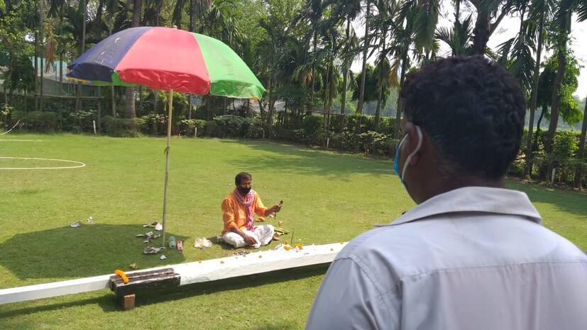 বাংলা নববর্ষের প্রথম দিন কলকাতা ময়দানের ঐতিহ্য বার পুজো। বছরের পর বছর ধরে ১ বৈশাখ ক্লাব তাঁবুতে বার পুজো করেন কর্তারা। নতুন করে বার পোস্ট বসানো হয় ক্লাবের মাঠে। পুজো করা ফুটবল। বাঙালির ফুটবল-ঐতিহ্যের বার পুজো জড়িয়ে রয়েছে রন্ধ্রে রন্ধ্রে। কিন্তু করোনা ভাইরাসের সংক্রমনের জেরে দেশজুড়ে চলছে লকডাউন। পয়লা বৈশাখ সকালেই লকডাউনের মেয়াদ বাড়িয়ে দিয়েছেন প্রধানমন্ত্রী। ফলে ময়দানের সেই চেনা পুজোর ছবি উধাও। ইস্টবেঙ্গল কোনওরকম পুজো করেনি এদিন। মোহনবাগান মন্দিরের ফুল নিয়ে এসে বারে ছুঁয়ে ঐতিহ্য বজায় রাখার চেষ্টা করেছে। এরিয়ান, জর্জ টেলিগ্রাফ থেকে তালতলা, রাজস্থান সহ প্রায় কোন ক্লাবে এবার পুজো আয়োজন করেনি। ব্যতিক্রম শুধু ডালহৌসি ক্লাবে।