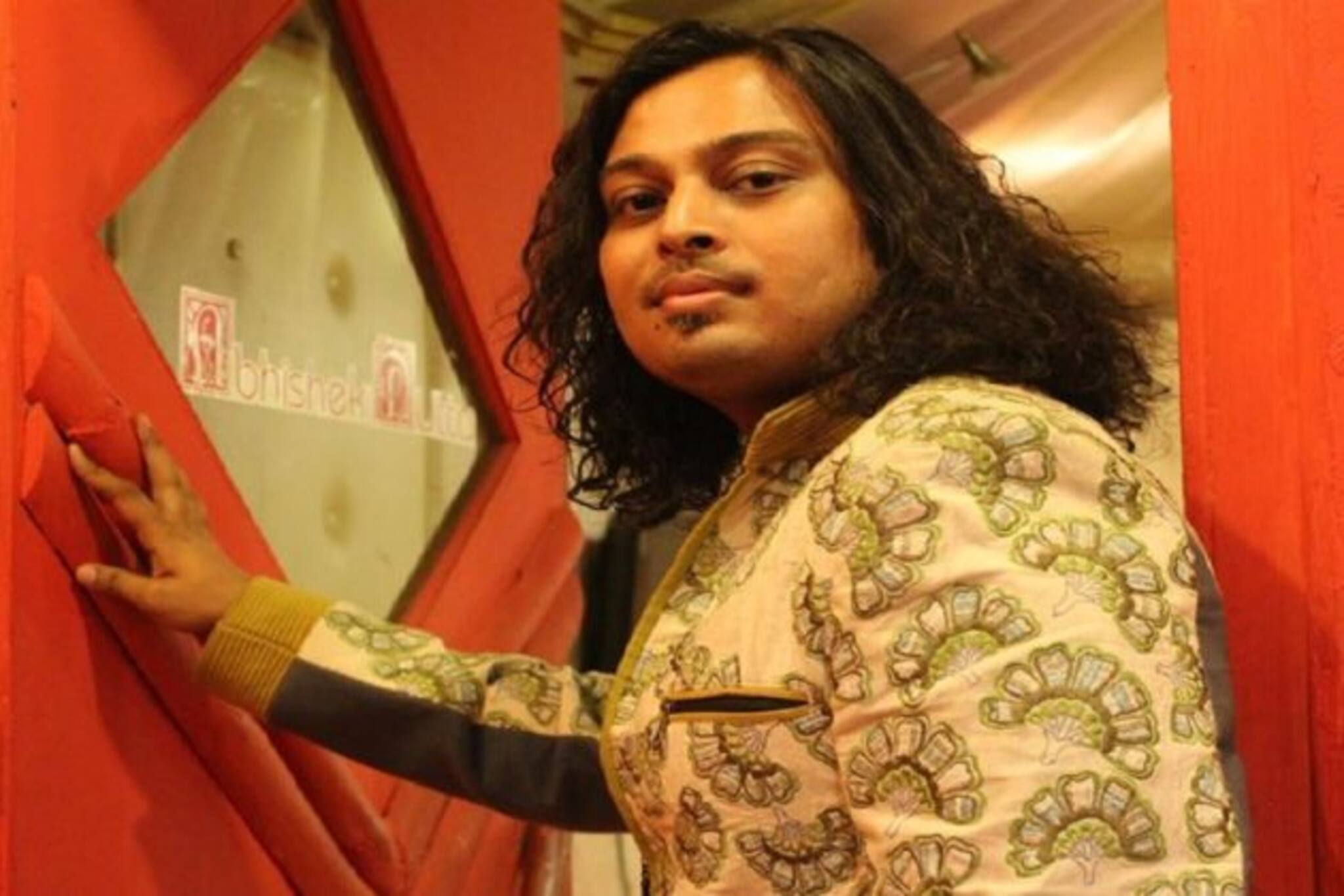 ‘আর লাক্সারি ফ্যাশনের দিকে কেউ ঝুঁকবেন না,’ বলছেন ফ্যাশন ডিজাইনার অভিষেক দত্ত