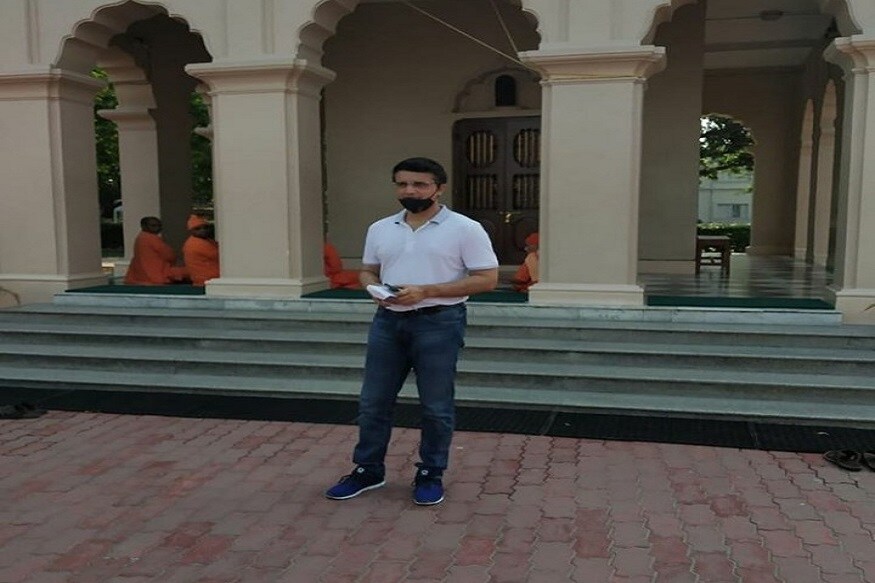 শুক্রবার ইডেনে গার্ডেন্সে কয়েকটি এনজিওর হাতেও সৌরভের চাল তুলে দেওয়ার কথা। লকডাউনে বেহালার বাড়িতে নিজেকে গৃহবন্দী রেখেছেন সৌরভ। পরিবারের সদস্যদের সঙ্গেই সময় কাটাচ্ছেন দাদা। কখনও ক্যারাম খেলে কখনও সিনেমা দেখে দিনের বেশিরভাগ কাটাচ্ছেন সৌরভ। শুক্রবার ইডেনে গার্ডেন্সে কয়েকটি এনজিওর হাতেও সৌরভের চাল তুলে দেওয়ার কথা। লকডাউনে বেহালার বাড়িতে নিজেকে গৃহবন্দী রেখেছেন সৌরভ। পরিবারের সদস্যদের সঙ্গেই সময় কাটাচ্ছেন দাদা। কখনও ক্যারাম খেলে কখনও সিনেমা দেখে দিনের বেশিরভাগ কাটাচ্ছেন সৌরভ।