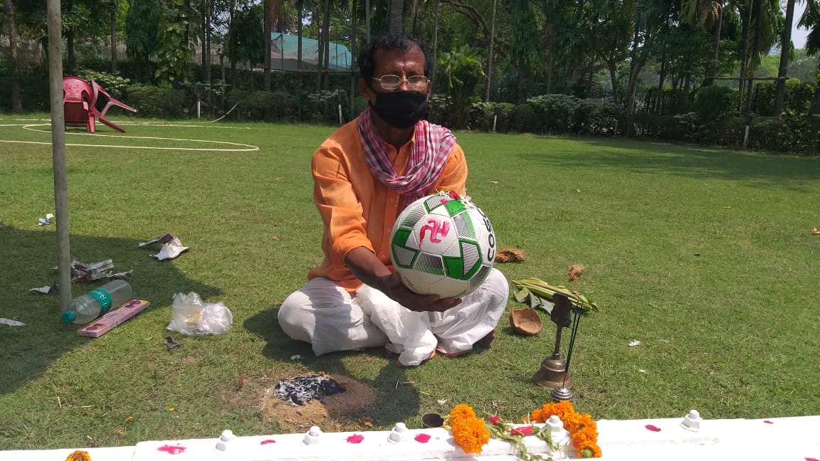 পুজোর দায়িত্বে থাকা ডালহৌসি ক্লাবের মালিক অরুণ নায়েক বলেন, পুজোর দায়িত্বে থাকা ডালহৌসি ক্লাবের মালিক অরুণ নায়েক বলেন,