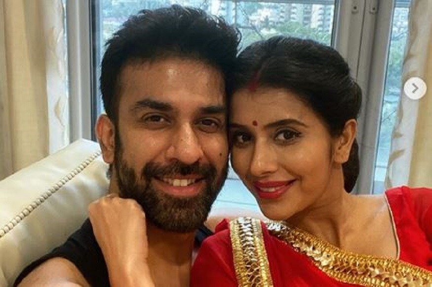 সেলিব্রিটিরা এমনিতেই সোশ্যাল মিডিয়াতে দারুণ অ্যাক্টিভ ৷ কী খাচ্ছেন, কী পরছেন, কোথায় যাচ্ছেন, কার সঙ্গে যাচ্ছেন তার সবই আপডেট তাঁরা সোশ্যাল মিডিয়াতে জানাতে সবচেয়ে বেশি পছন্দ করেন ৷ এখন তো আবার ঘরবন্দি দশা ৷ তাই বাইরের কাজ যখন বন্ধ, তাই ঘরেতেই অঢেল সময় ৷ এই অঢেল সময়ে সেলিব্রিটিরা ঠিক কী করছেন, তা জানার উৎসাহ থাকেই! সেলিব্রিটিরা এমনিতেই সোশ্যাল মিডিয়াতে দারুণ অ্যাক্টিভ ৷ কী খাচ্ছেন, কী পরছেন, কোথায় যাচ্ছেন, কার সঙ্গে যাচ্ছেন তার সবই আপডেট তাঁরা সোশ্যাল মিডিয়াতে জানাতে সবচেয়ে বেশি পছন্দ করেন ৷ এখন তো আবার ঘরবন্দি দশা ৷ তাই বাইরের কাজ যখন বন্ধ, তাই ঘরেতেই অঢেল সময় ৷ এই অঢেল সময়ে সেলিব্রিটিরা ঠিক কী করছেন, তা জানার উৎসাহ থাকেই!