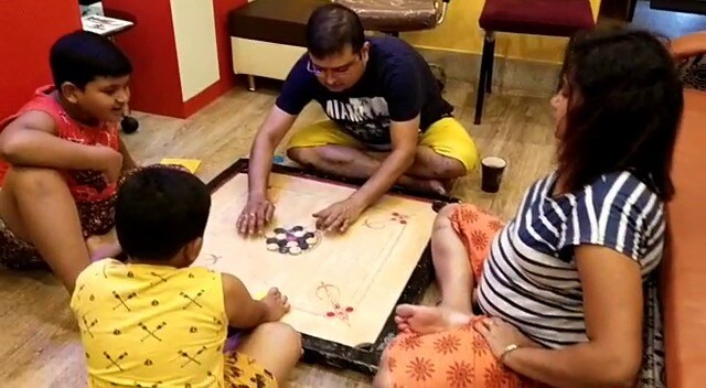 ছাদের অনেকটা জায়গা জুড়ে বাগান করেছেন দেবিকা ও বিশ্বনাথ। বাগান পরিচর্যায় মন দিয়েছেন অভিনেতা। নিয়ম করে গাছে জল দিচ্ছেন তিনি।দুই ছেলের সঙ্গে রয়েছে পোষ্য। সব মিলিয়ে একেবারে জমজমাটি ব্যাপার। সকলের সঙ্গে তাল মিলিয়ে এনার্জি ধরে রাখাটা একটা কাজ বলে মনে করছেন বিশ্বনাথ ৷ ছাদের অনেকটা জায়গা জুড়ে বাগান করেছেন দেবিকা ও বিশ্বনাথ। বাগান পরিচর্যায় মন দিয়েছেন অভিনেতা। নিয়ম করে গাছে জল দিচ্ছেন তিনি।দুই ছেলের সঙ্গে রয়েছে পোষ্য। সব মিলিয়ে একেবারে জমজমাটি ব্যাপার। সকলের সঙ্গে তাল মিলিয়ে এনার্জি ধরে রাখাটা একটা কাজ বলে মনে করছেন বিশ্বনাথ ৷