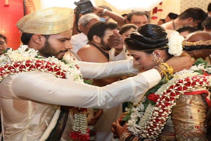প্রাক্তন প্রধানমন্ত্রী দেবেগৌড়ার নাতি আর মুখ্যমন্ত্রী কুমারস্বামীর ছেলে বলে কথা তার বিয়েতে জাঁক না করলে হয় তাই সারা দেশ যখন লকডাউনের কড়া অনুশাসনে থেকে করোনাভাইরাসের বিরুদ্ধে লড়াই করছে তখন এই বিয়ের ছবি দেখে সকলের চক্ষু চড়কগাছ ৷ প্রাক্তন প্রধানমন্ত্রী দেবেগৌড়ার নাতি আর মুখ্যমন্ত্রী কুমারস্বামীর ছেলে বলে কথা তার বিয়েতে জাঁক না করলে হয় তাই সারা দেশ যখন লকডাউনের কড়া অনুশাসনে থেকে করোনাভাইরাসের বিরুদ্ধে লড়াই করছে তখন এই বিয়ের ছবি দেখে সকলের চক্ষু চড়কগাছ ৷
