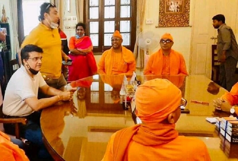 বুধবার দুপুরে বেলুড় মঠে উপস্থিত ছিলেন প্রাক্তন ভারত অধিনায়ক। 2000 কিলো চাল বেলুড় মঠ কর্তৃপক্ষের হাতে তুলে দেন সৌরভ। প্রান্তিক মানুষদের ত্রাণ বিলি করার জন্য এই চাল তুলে দিলেন মহারাজ। 