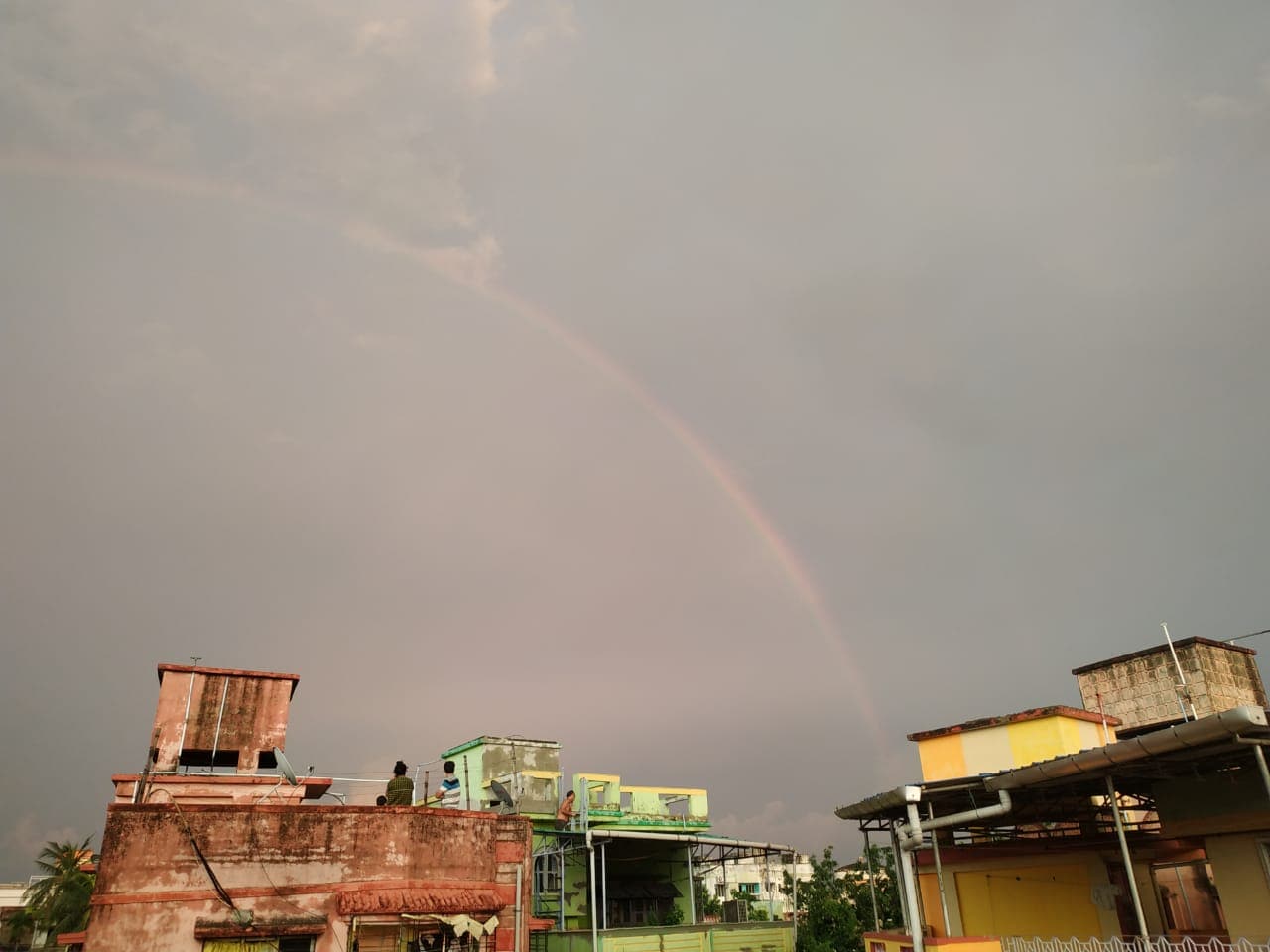 শুক্রবার ঝড়-বৃষ্টির পরিমাণ বাড়বে। উইকেন্ডে ঝড়-বৃষ্টির প্রবল সম্ভাবনা। রাজ্যজুড়ে বজ্রবিদ্যুৎ-সহ হালকা থেকে মাঝারি, কোথাও কোথাও ভারী বৃষ্টির পূর্বাভাস। সঙ্গে ৫০ থেকে ৬০ কিলোমিটার গতিবেগে কালবৈশাখীর সম্ভাবনা রয়েছে। ভারী বৃষ্টির পূর্বাভাস দুই দিনাজপুর, মালদহ, নদীয়া, মুর্শিদাবাদ, পূর্ব ও পশ্চিম মেদিনীপুর উত্তর ও দক্ষিণ ২৪ পরগনা এবং হাওড়াতে। সপ্তাহান্তে দক্ষিণবঙ্গে কালবৈশাখী এবং উত্তর ও দক্ষিণ ২৪ পরগনা, পূর্ব ও পশ্চিম মেদিনীপুর, হাওড়া, হুগলি এই জেলাগুলিতে কোথাও কোথাও ভারী বৃষ্টির সম্ভাবনা। শুক্রবার ঝড়-বৃষ্টির পরিমাণ বাড়বে। উইকেন্ডে ঝড়-বৃষ্টির প্রবল সম্ভাবনা। রাজ্যজুড়ে বজ্রবিদ্যুৎ-সহ হালকা থেকে মাঝারি, কোথাও কোথাও ভারী বৃষ্টির পূর্বাভাস। সঙ্গে ৫০ থেকে ৬০ কিলোমিটার গতিবেগে কালবৈশাখীর সম্ভাবনা রয়েছে। ভারী বৃষ্টির পূর্বাভাস দুই দিনাজপুর, মালদহ, নদীয়া, মুর্শিদাবাদ, পূর্ব ও পশ্চিম মেদিনীপুর উত্তর ও দক্ষিণ ২৪ পরগনা এবং হাওড়াতে। সপ্তাহান্তে দক্ষিণবঙ্গে কালবৈশাখী এবং উত্তর ও দক্ষিণ ২৪ পরগনা, পূর্ব ও পশ্চিম মেদিনীপুর, হাওড়া, হুগলি এই জেলাগুলিতে কোথাও কোথাও ভারী বৃষ্টির সম্ভাবনা।