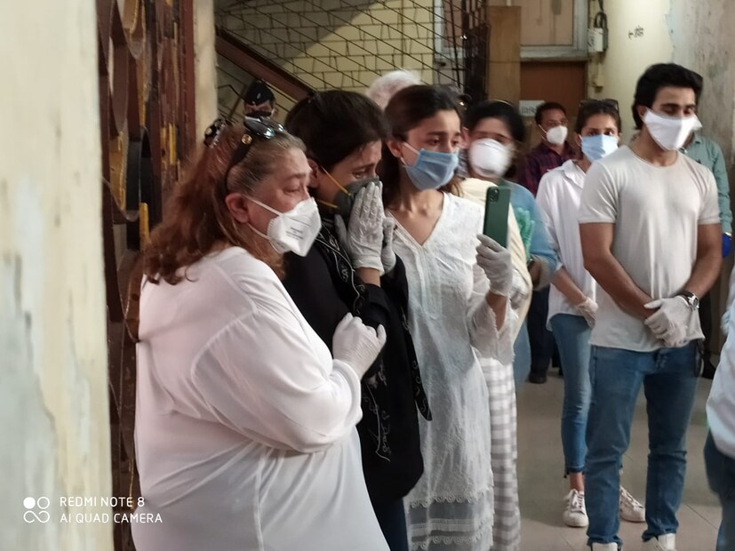 কান্নায় ভেঙে পড়লেন নীতু কাপুর ৷ সামলালেন আলিয়া ৷ 