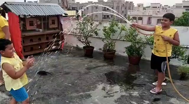 কাজের জন্য অনেক সময় ঠিক করে ঘুমোতে পারেন না অভিনেতা। ঘড়ির alarm এর সঙ্গেই জীবন কাটে। এর থেকে ছুটি পেয়েছেন বেশ কয়েকটা দিনের জন্য। সময়টাকে কাজে লাগাচ্ছেন অভিনেতা। অনেকটা দম নিয়ে নিচ্ছেন বিশ্বনাথ। কাজের জন্য অনেক সময় ঠিক করে ঘুমোতে পারেন না অভিনেতা। ঘড়ির alarm এর সঙ্গেই জীবন কাটে। এর থেকে ছুটি পেয়েছেন বেশ কয়েকটা দিনের জন্য। সময়টাকে কাজে লাগাচ্ছেন অভিনেতা। অনেকটা দম নিয়ে নিচ্ছেন বিশ্বনাথ।