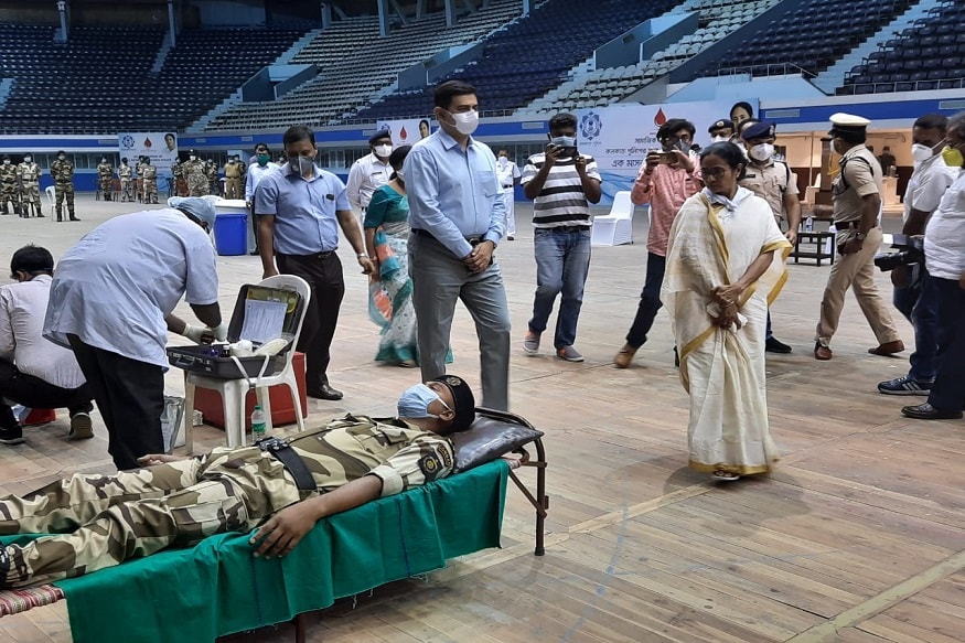 লকডাউন পর্বে কোনওমতেই যাতে রক্ত সংকট তৈরি না হয় সেজন্য পুলিশকে রক্তদান শিবির আয়োজন করার নির্দেশ দিয়েছিলেন মুখ্যমন্ত্রী। তাঁর নির্দেশমতোই কলকাতার নেতাজি ইনডোর স্টেডিয়ামে আয়োজন করা হয়েছে রক্তদান শিবিরের। লকডাউন পর্বে কোনওমতেই যাতে রক্ত সংকট তৈরি না হয় সেজন্য পুলিশকে রক্তদান শিবির আয়োজন করার নির্দেশ দিয়েছিলেন মুখ্যমন্ত্রী। তাঁর নির্দেশমতোই কলকাতার নেতাজি ইনডোর স্টেডিয়ামে আয়োজন করা হয়েছে রক্তদান শিবিরের।