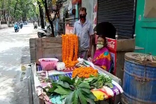 এখন ফুল বিক্রি করেন কর্মকার দম্পতি৷
