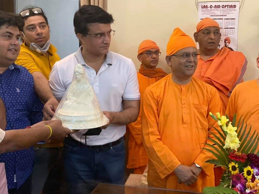 কথা রাখলেন দাদা। করোনা যুদ্ধে এবার পথে নামলেন প্রাক্তন ভারত অধিনায়ক তথা বোর্ড প্রেসিডেন্ট সৌরভ গঙ্গোপাধ্যায়। করোনা সংক্রমণ ঠেকাতে দেশজুড়ে লকডাউন চলছে। মানুষ গৃহবন্দী। এইসময় সবথেকে বিপদে পড়েছেন গরীব ও দুঃস্থ মানুষজন। কাজকর্ম বন্ধ থাকায় দুবেলা ভাত জোগাড় করতে হিমশিম খাচ্ছেন তারা। কথা রাখলেন দাদা। করোনা যুদ্ধে এবার পথে নামলেন প্রাক্তন ভারত অধিনায়ক তথা বোর্ড প্রেসিডেন্ট সৌরভ গঙ্গোপাধ্যায়। করোনা সংক্রমণ ঠেকাতে দেশজুড়ে লকডাউন চলছে। মানুষ গৃহবন্দী। এইসময় সবথেকে বিপদে পড়েছেন গরীব ও দুঃস্থ মানুষজন। কাজকর্ম বন্ধ থাকায় দুবেলা ভাত জোগাড় করতে হিমশিম খাচ্ছেন তারা।