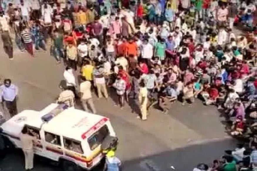 মঙ্গলবার সকালেই দেশে লকডাউন ৩ মে পর্যন্ত বাড়িয়েছেন প্রধানমন্ত্রী নরেন্দ্র মোদি৷ অথচ সেদিন দুপুরেই মুম্বইয়ের বান্দ্রা স্টেশনে জড়ো হন হাজার খানেক পরিযায়ী শ্রমিক৷ আটকে থাকা পরিযায়ী শ্রমিকদের ফেরাতে বিশেষ ট্রেন চলছে, এমন গুজবেই ভিড় জমান শ্রমিকরা৷ পরে লাঠিচার্জ করে তাঁদের সরিয়ে দেয় পুলিশ৷ PHOTO- FILE মঙ্গলবার সকালেই দেশে লকডাউন ৩ মে পর্যন্ত বাড়িয়েছেন প্রধানমন্ত্রী নরেন্দ্র মোদি৷ অথচ সেদিন দুপুরেই মুম্বইয়ের বান্দ্রা স্টেশনে জড়ো হন হাজার খানেক পরিযায়ী শ্রমিক৷ আটকে থাকা পরিযায়ী শ্রমিকদের ফেরাতে বিশেষ ট্রেন চলছে, এমন গুজবেই ভিড় জমান শ্রমিকরা৷ পরে লাঠিচার্জ করে তাঁদের সরিয়ে দেয় পুলিশ৷ PHOTO- FILE