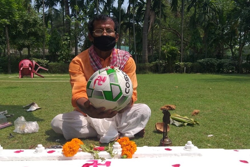 ঐতিহ্য মেনেই বার পুজো করল ডালহৌসি ক্লাব। দুই প্রধান আগেই সিদ্ধান্ত জানিয়েছিল, ময়দানে এবার বার পুজো করবেন না তারা। কিন্তু এখানে কিছুটা ব্যতিক্রম শতাব্দীপ্রাচীন ডালহৌসি ক্লাব। ক্লাবের তাঁবুতে ঐতিহ্য, রীতি মেনে আয়োজিত হল বার পুজো। তবে ক্লাবের কোনও কর্তা আসেননি। শুধু ছিলেন ক্লাবের মালি, স্টাফ-সহ ৪-৫ জন। Photos and Story: Eeron Roy Barman ঐতিহ্য মেনেই বার পুজো করল ডালহৌসি ক্লাব। দুই প্রধান আগেই সিদ্ধান্ত জানিয়েছিল, ময়দানে এবার বার পুজো করবেন না তারা। কিন্তু এখানে কিছুটা ব্যতিক্রম শতাব্দীপ্রাচীন ডালহৌসি ক্লাব। ক্লাবের তাঁবুতে ঐতিহ্য, রীতি মেনে আয়োজিত হল বার পুজো। তবে ক্লাবের কোনও কর্তা আসেননি। শুধু ছিলেন ক্লাবের মালি, স্টাফ-সহ ৪-৫ জন। Photos and Story: Eeron Roy Barman