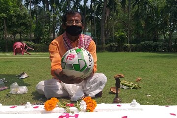 রীতি মেনেই পয়লা বৈশাখে বার পুজো ডালহৌসি ক্লাবে,মাস্ক পরে পুরোহিতের ভূমিকায় কে? রীতি মেনেই পয়লা বৈশাখে বার পুজো ডালহৌসি ক্লাবে,মাস্ক পরে পুরোহিতের ভূমিকায় কে?